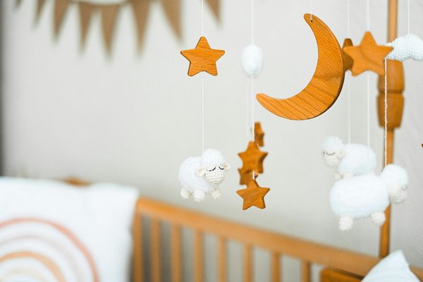 Des meubles tendance pour une chambre bébé accueillante